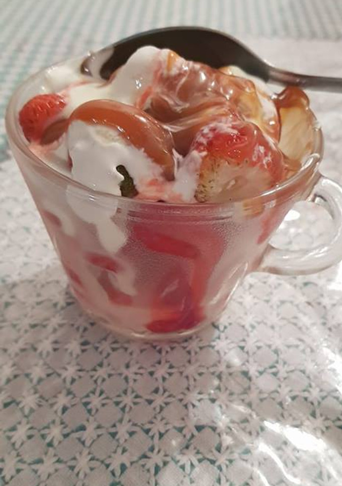 Una foto de Fresas frescas a la Mexicana con tequila, cajeta y crema