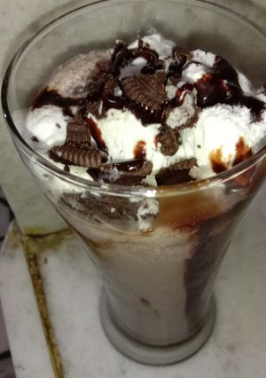 A picture of Oreo Shake with vanilla ice cream.