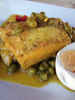 Una foto de Bacalao a la baezana (con tomate y guisantes)