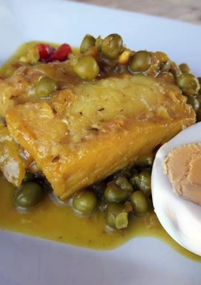 Una foto de Bacalao a la baezana (con tomate y guisantes)
