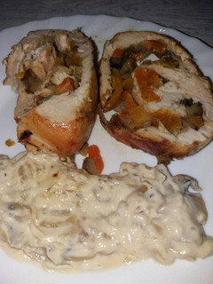 Una foto de Pechuga de pavo rellena acompañada con salsa de champiñones