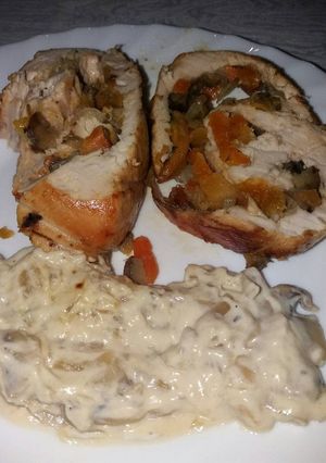 Foto principal de Pechuga de pavo rellena acompañada con salsa de champiñones