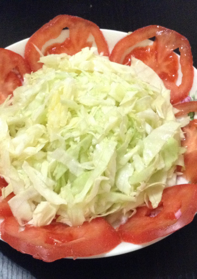 Una foto de Ensalada de col y tomate