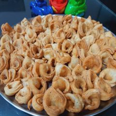 A picture of Layered mathri.