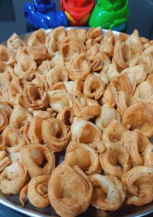 A picture of Layered mathri.
