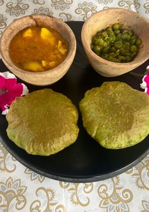 A picture of Bathua poori with aloo tamatar and hare matar.