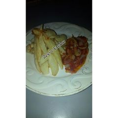 A picture of Potato chips with onion sauce.