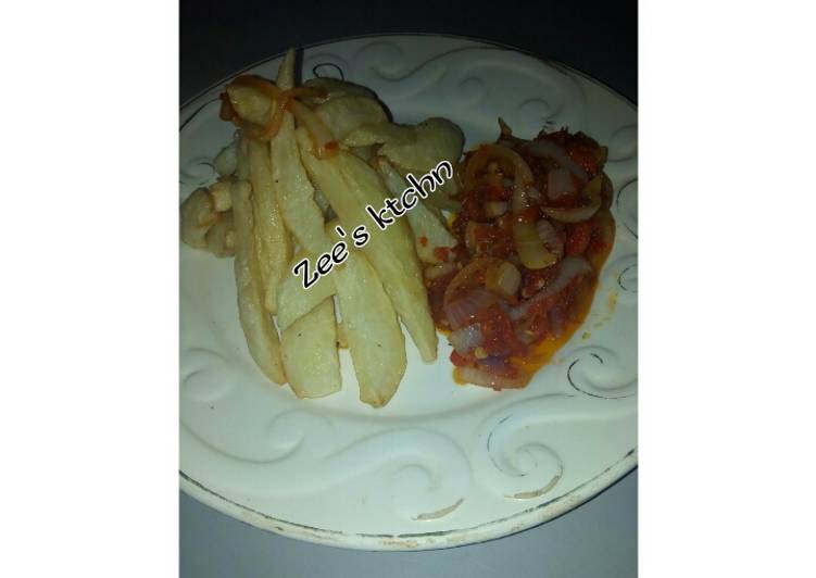 Potato chips with onion sauce