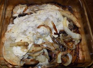 Una foto de Pez ángel al horno con cebollas, champiñones y salsa de queso