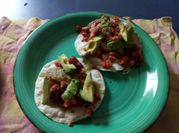 Una foto de cebolla picada en cubos