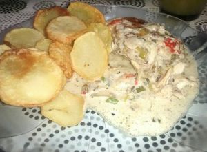 Una foto de Pollo al verdeo cocinada a la plancha con papas españolas