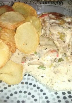 Una foto de Pollo al verdeo cocinada a la plancha con papas españolas