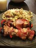 Brochetas de pollo y cerdo con ensalada fresca
