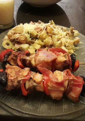 Una foto de Brochetas de pollo y cerdo con ensalada fresca