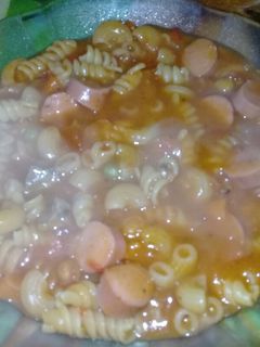 Una foto de Guisito🍲 Rápido de: Fideos bife Salchichas y Arvejas😊😀 !!!