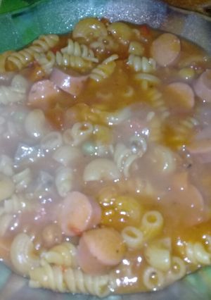 Una foto de Guisito🍲 Rápido de: Fideos bife Salchichas y Arvejas😊😀 !!!