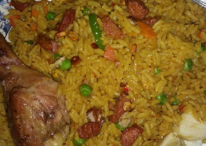 Recipe of Super Quick Homemade Tasty curried Fried rice with Barbecued chicken and Banana