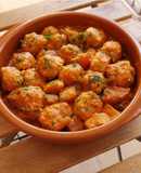 Albóndigas de longaniza con setas y patatas en salsa boloñesa