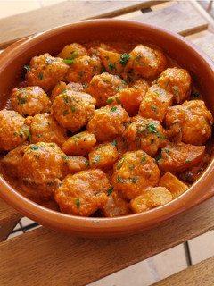 Una foto de Albóndigas de longaniza con setas y patatas en salsa boloñesa