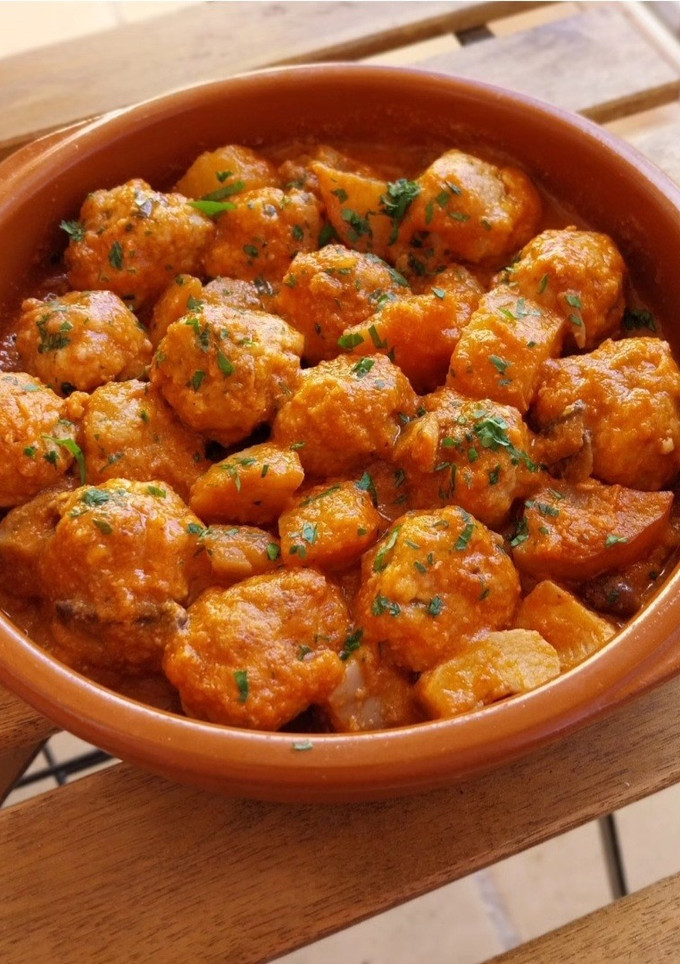 Una foto de Albóndigas de longaniza con setas y patatas en salsa boloñesa
