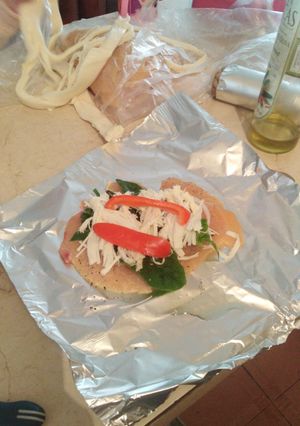 Una foto de Pechuga empapelada con espinacas y queso oaxaca