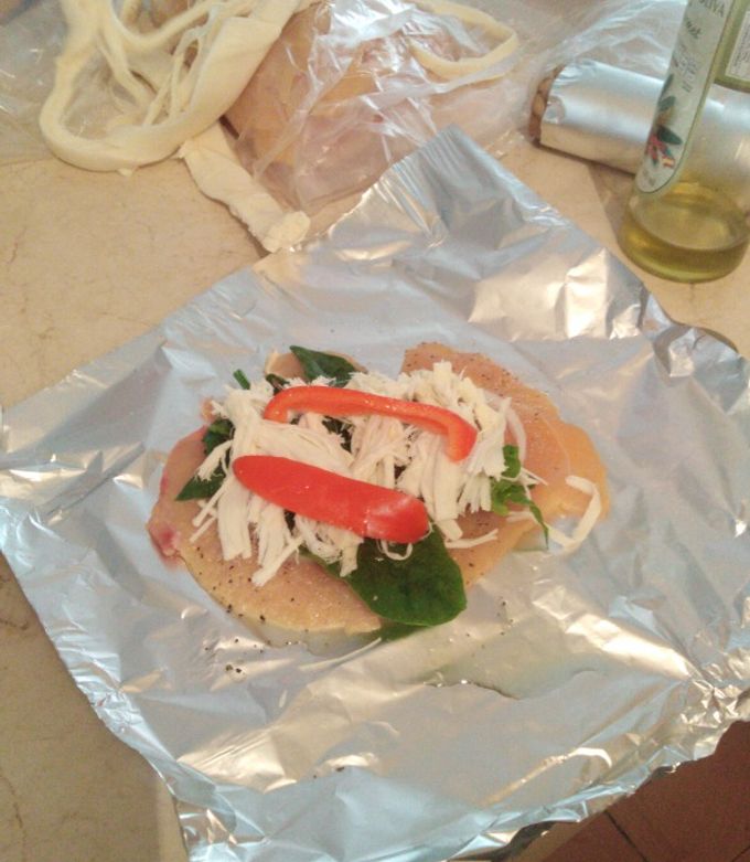 Una foto de Pechuga empapelada con espinacas y queso oaxaca