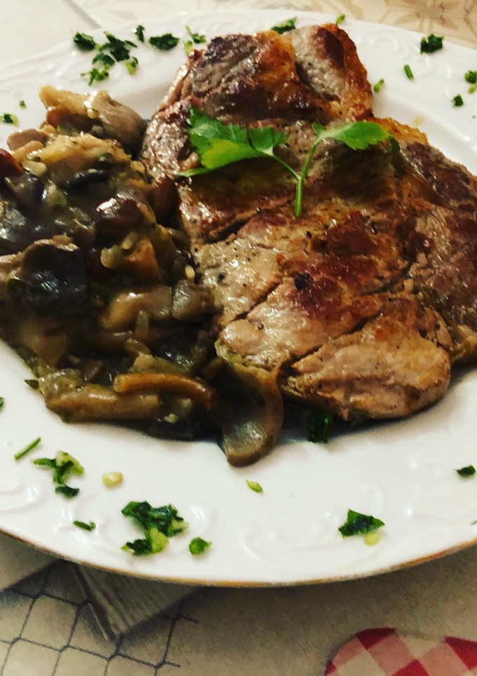 Una foto de Entrecot a la plancha con guarnición de setas salteadas