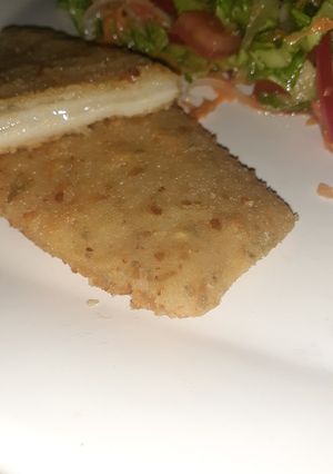 Una foto de Milanesas de mondongo con ensalada🥗