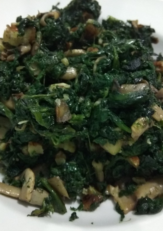 Una foto de Espinacas con nueces, champiñones y queso roquefort