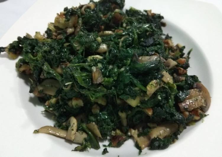 Espinacas con nueces, champiñones y queso roquefort