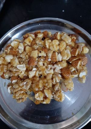ડ્રાયફ્રુટ ચીકી (Dryfruit Chikki Recipe in Gujarati) રેસીપી મુખ્ય ફોટો