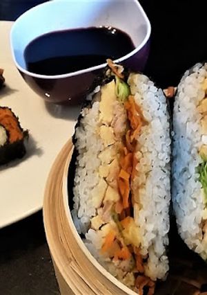 Une photo de Onigirazu au thon (Sushi Sandwich)