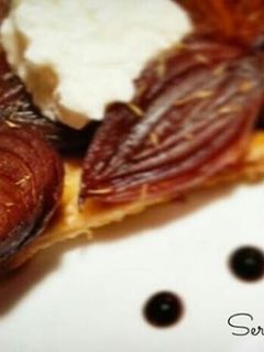 Foto di Tarte tatin di cipolle (tarte tatin salata)