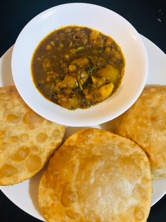A picture of Sattu ki kachori with Aloo sabji.