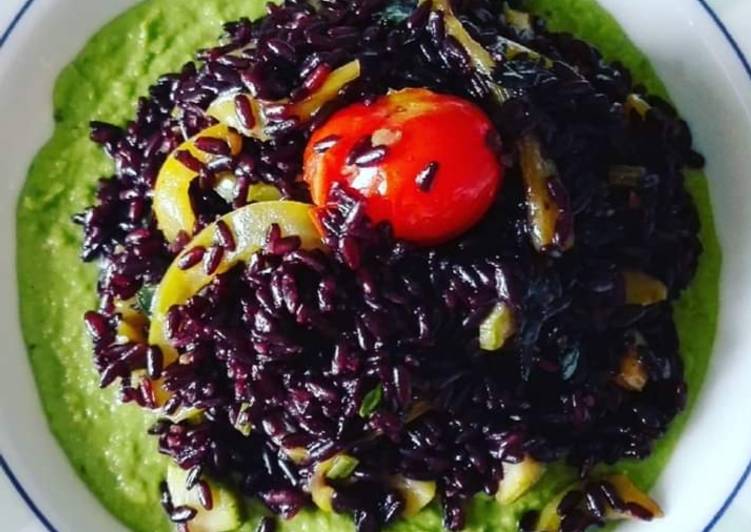 Riso Venere alle verdure su crema di piselli