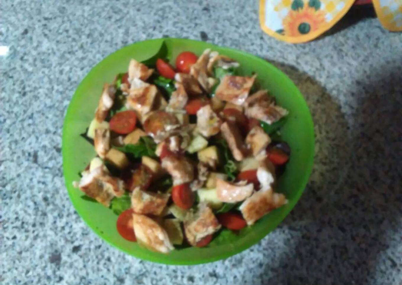 Ensalada fresca, de manzana y pollo