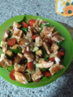 Una foto de Ensalada fresca, de manzana y pollo