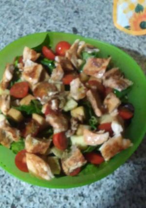 Una foto de Ensalada fresca, de manzana y pollo