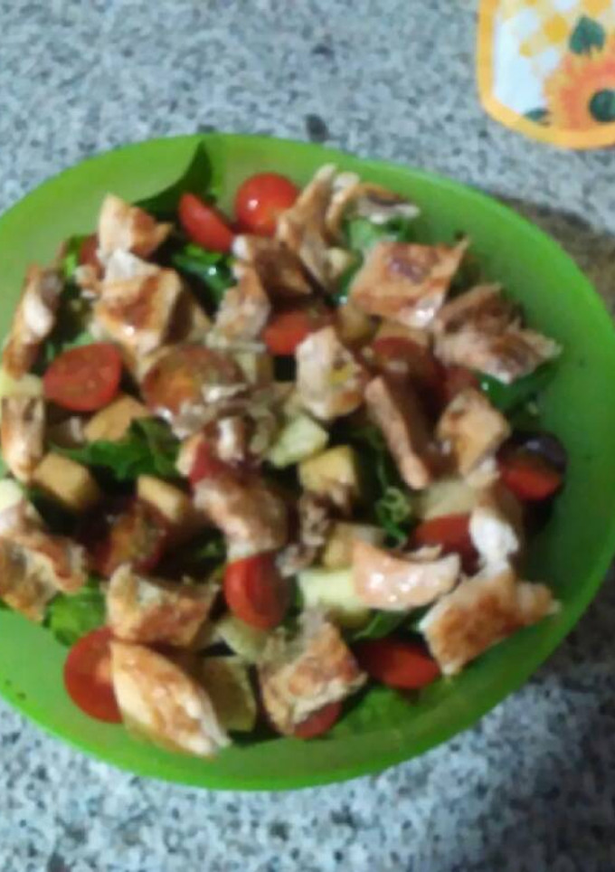 Una foto de Ensalada fresca, de manzana y pollo