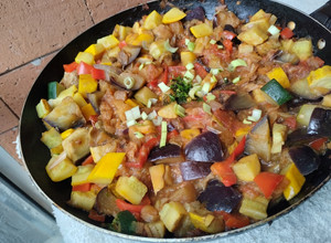 Una foto de Estofado🥘🍱🍲 de berenjena🍆 y calabacin🍛🥙🍚