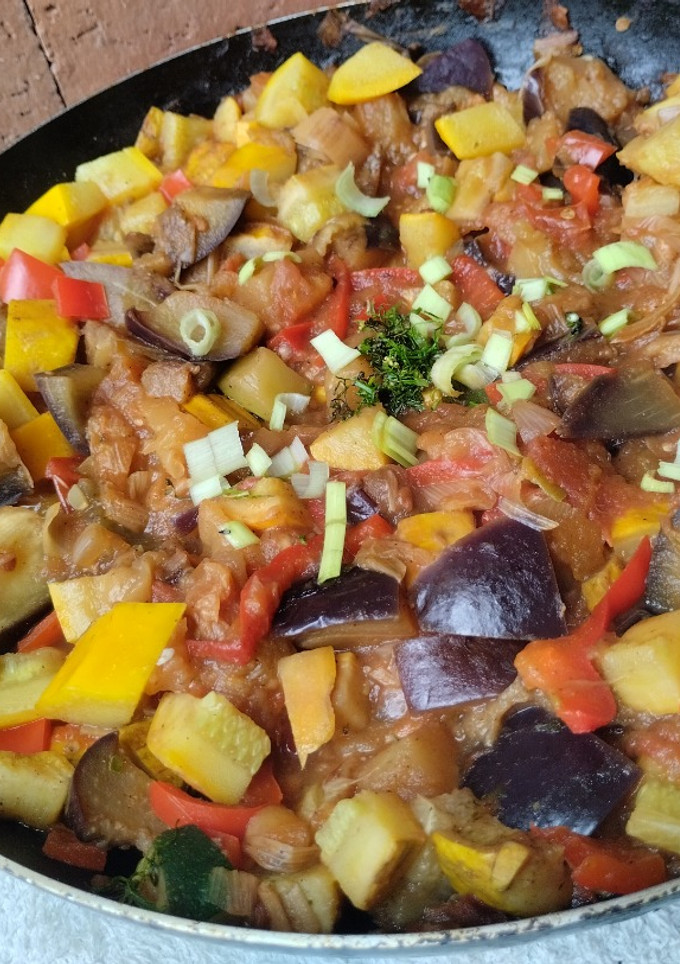 Una foto de Estofado🥘🍱🍲 de berenjena🍆 y calabacin🍛🥙🍚