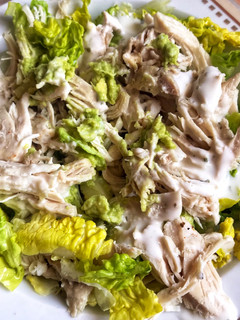 Una foto de Ensalada de pollo y aguacate 🥑 🍗