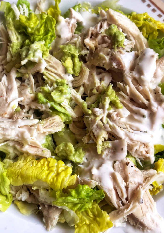 Una foto de Ensalada de pollo y aguacate 🥑 🍗