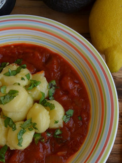 Una foto de Pisto con gnocchi rellenos de gorgonzola y albahaca