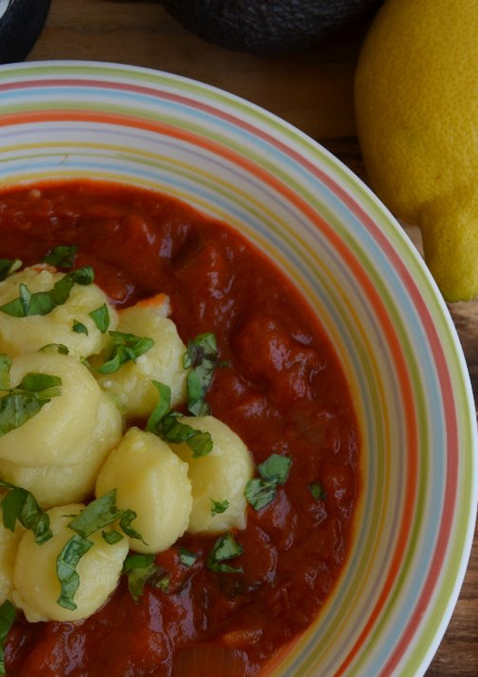 Una foto de Pisto con gnocchi rellenos de gorgonzola y albahaca
