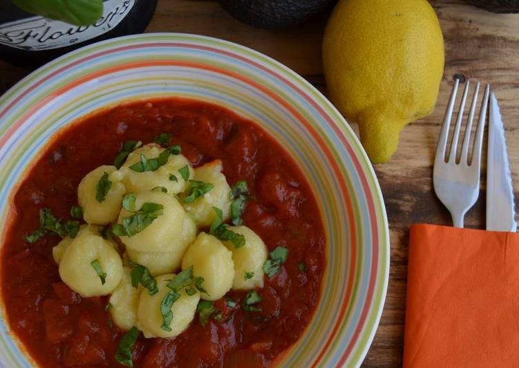 Pisto con gnocchi rellenos de gorgonzola y albahaca