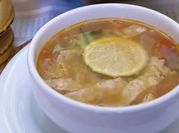 Una foto de sopa de lima