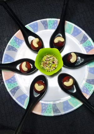 शकरकंद के गुलाब जामुन (Shakarkandi ke gulab jamun recipe in Hindi) रेसिपी मुख्य फोटो