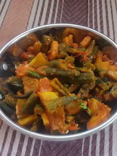 ભીંડા બટાકા ટામેટા નું શાક (Bhinda Bataka Tomato Shak Recipe In Gujarati) રેસીપી મુખ્ય ફોટો