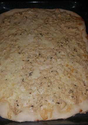Una foto de Pizza de pollo con crema